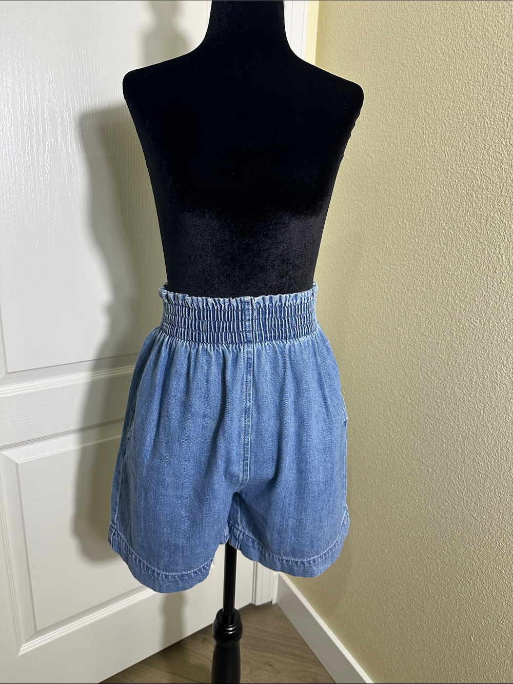 Papaya Blue Smocked Elastic Waist Denim Shorts. Large. 100% cotton